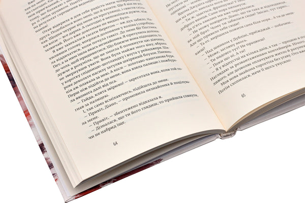 Щасливі люди читають книжки і п’ють каву